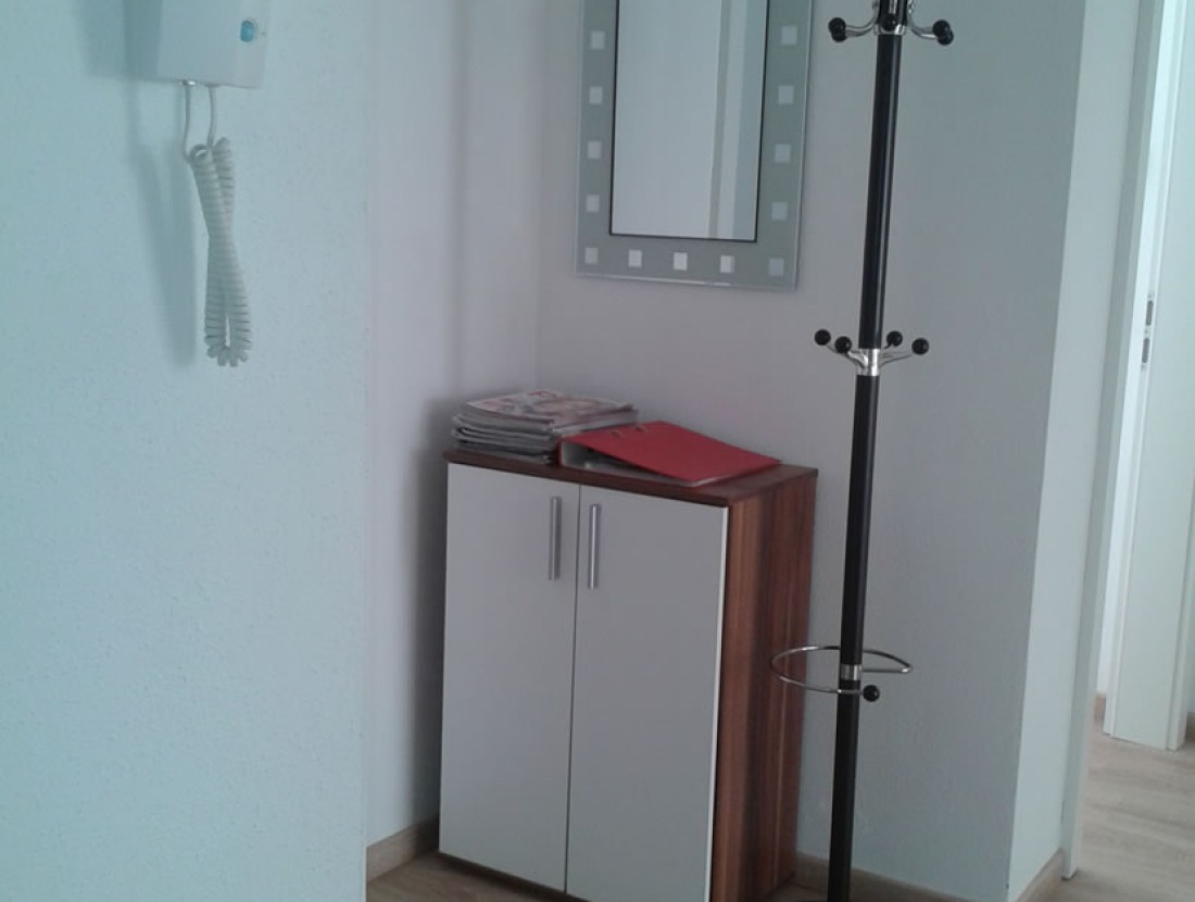 Vorraum mit Kleiderständer und Spiegel
