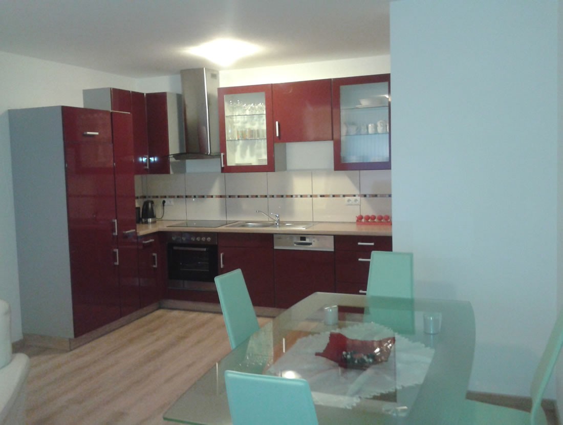 Moderne Küche mit Elektrogeräten