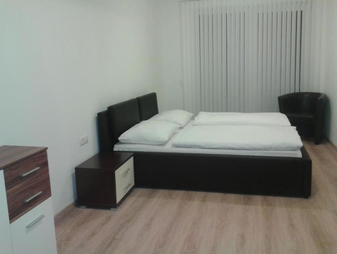 Schlafzimmer mit Doppelbett