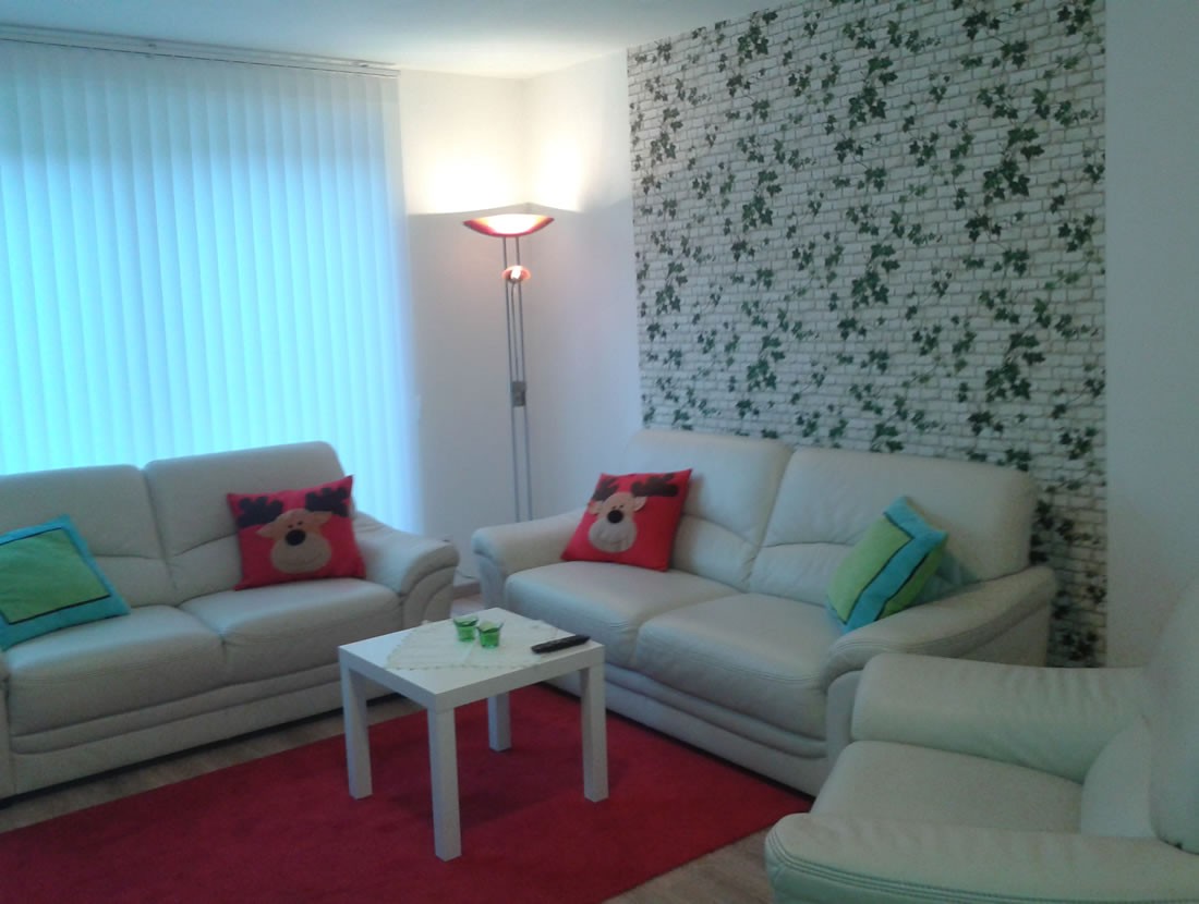 Gemütliches Wohnzimmer mit großer Couch