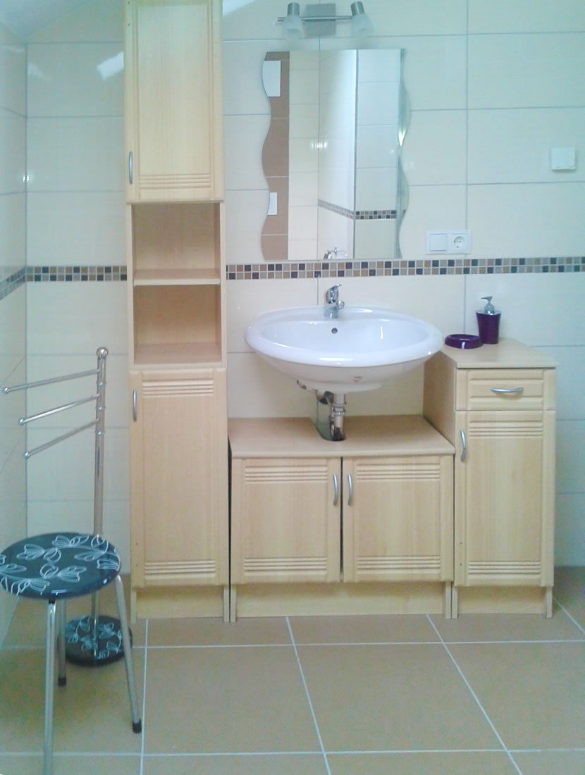 Badezimmer mit Dusche und Waschbeken