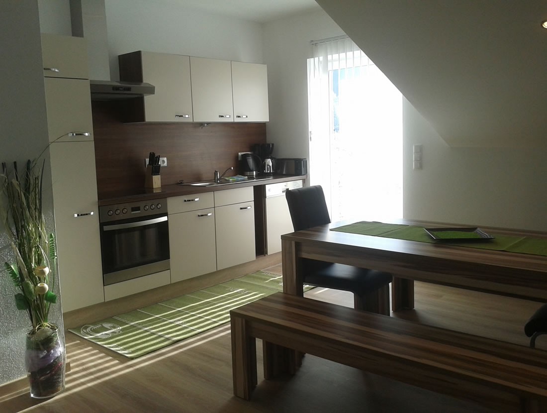 Küche mit Essecke und Balkon