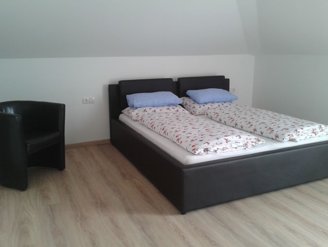 Schlafzimmer mit Doppelbett